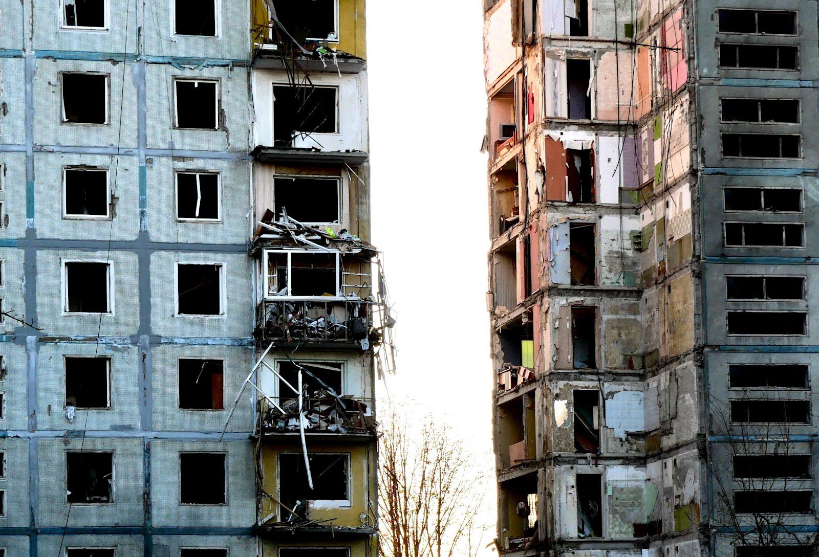 The missile hit the foundation. The panels above it simply collapsed and buried people underneath.