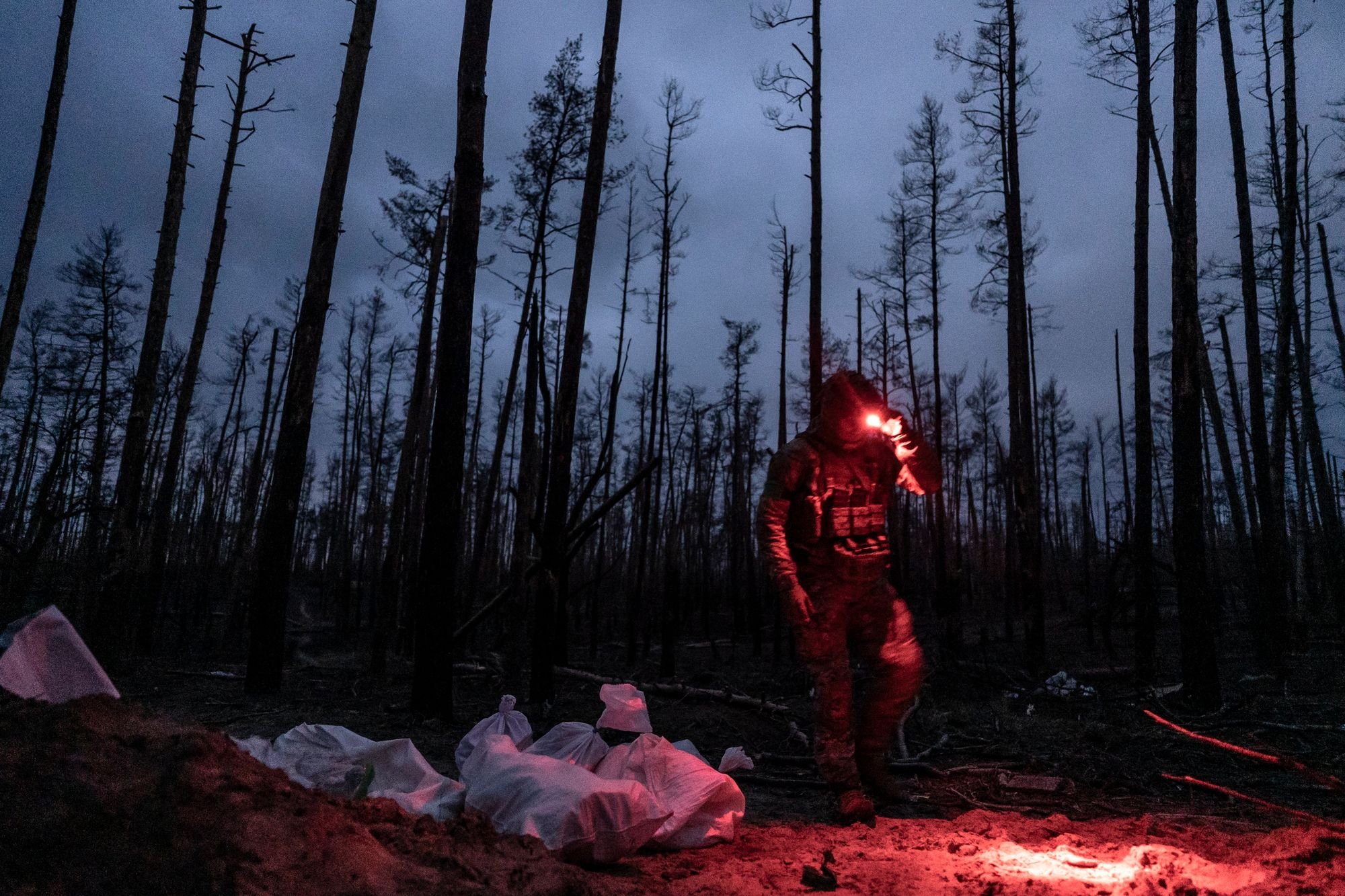 Українські військові намагаються відповідати на російські зондувальні атаки в умовах нестачі боєприпасів та особового складу.